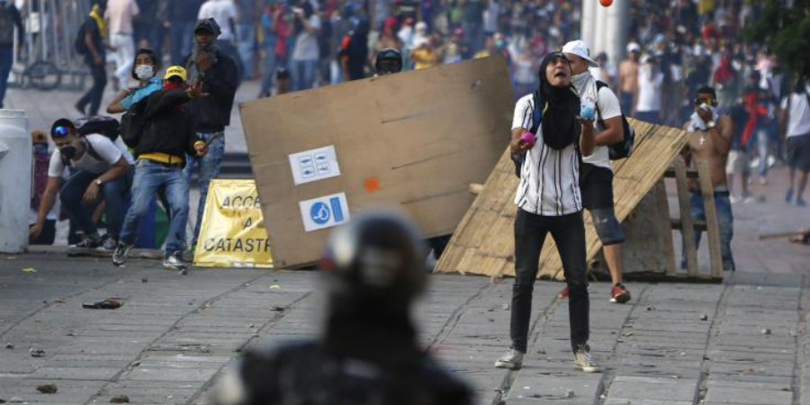 Ο Πρόεδρος της Κολομβίας απευθύνει έκκληση για εθνικό διάλογο για τερματισμό των ταραχών